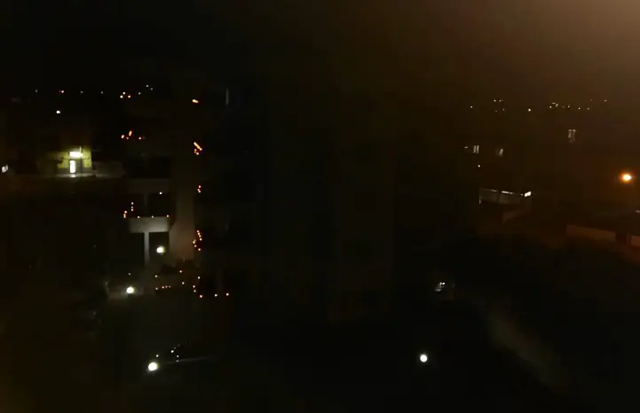 Inno di Mameli e candele ai balconi nel quartiere di Maddaloni