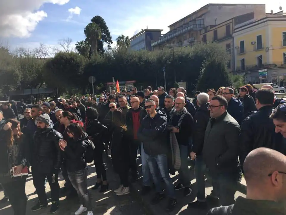 Jabil, presidio dei lavoratori in prefettura: il 23 scade la cassa integrazione