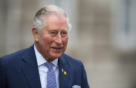 Carlo d’Inghilterra positivo al Coronavirus: in isolamento con Camilla