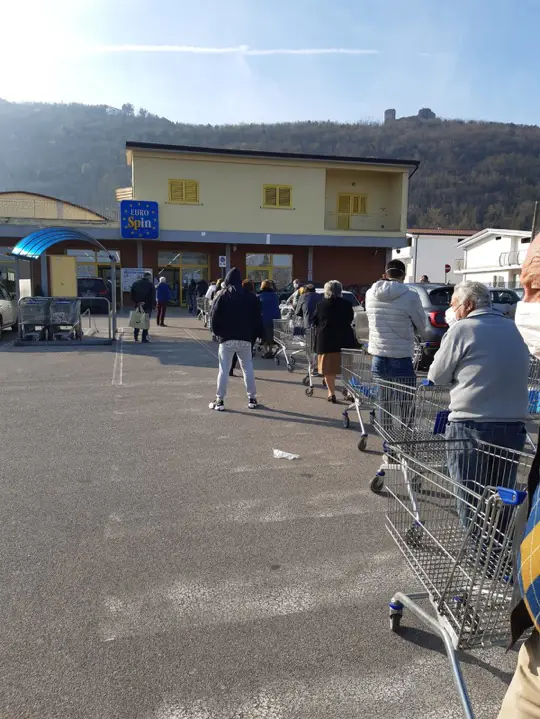 File davanti al market già a prima mattina