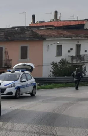‘E patane ‘e cipolle..’, scattano denunce dei vigili agli ambulanti mentre la gente acquista
