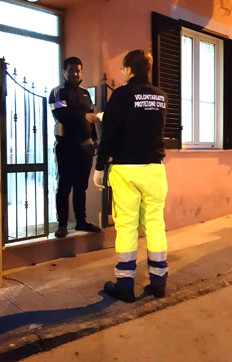 Davide Guida fa distribuire mascherine casa per casa