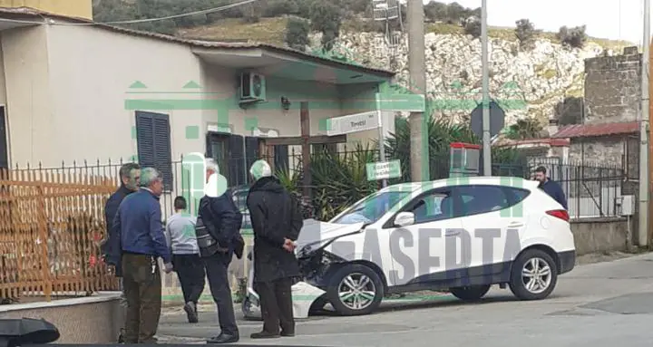 Incidente all’incrocio tra due auto: vigili sul posto. FOTO