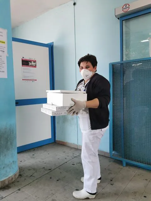 Pizze gratis a medici e infermieri: la bella iniziativa di Angelo Mondello. FOTO