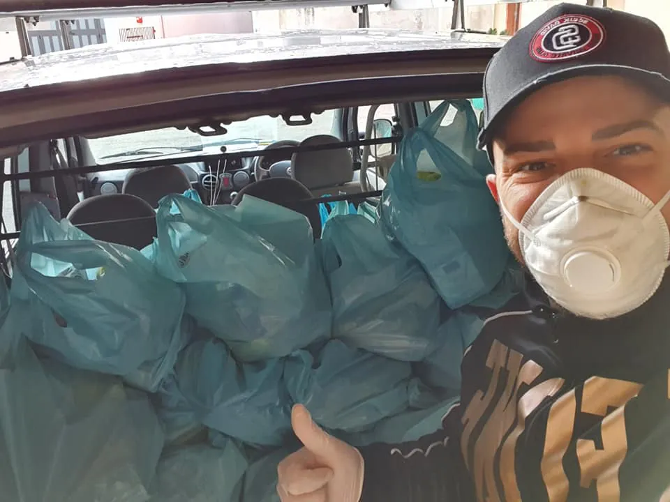 Solidarietà ai tempi del coronavirus: Pasquale Nacca e Don Mimì consegnano i pacchi della Caritas a domicilio