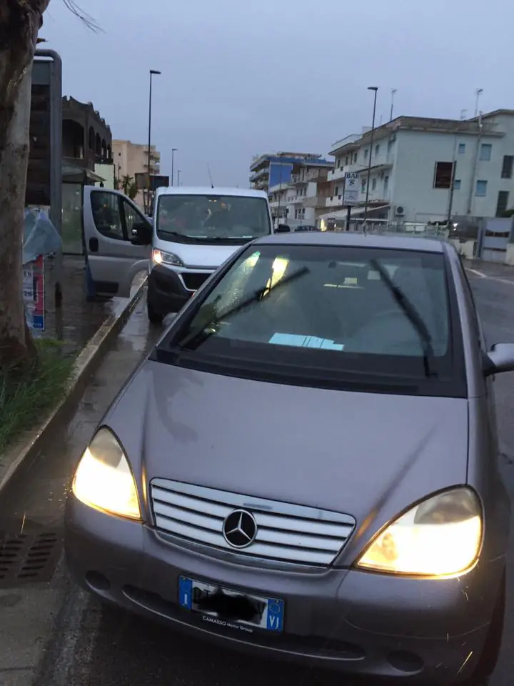 Controlli dei vigili sul litorale, lavoratori ammassati nei furgoni: scattano le multe