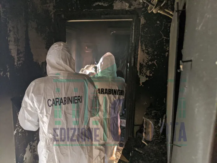 Tragedia nella notte, abitazione in fiamme. Muore una donna