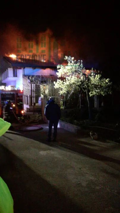 Choc nella Valle: tetto di una casa avvolto dalle fiamme (VIDEO)