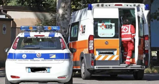 Donna ferita in centro: strada bloccata. Corsa urgente in ospedale
