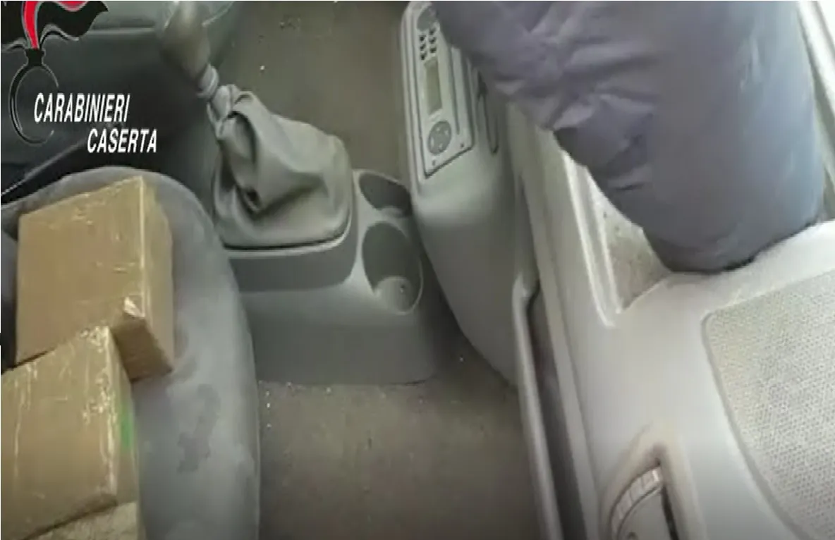 Trovati 30 chili di hashish in auto, sequestro record dei carabinieri: fermato 44enne. VIDEO
