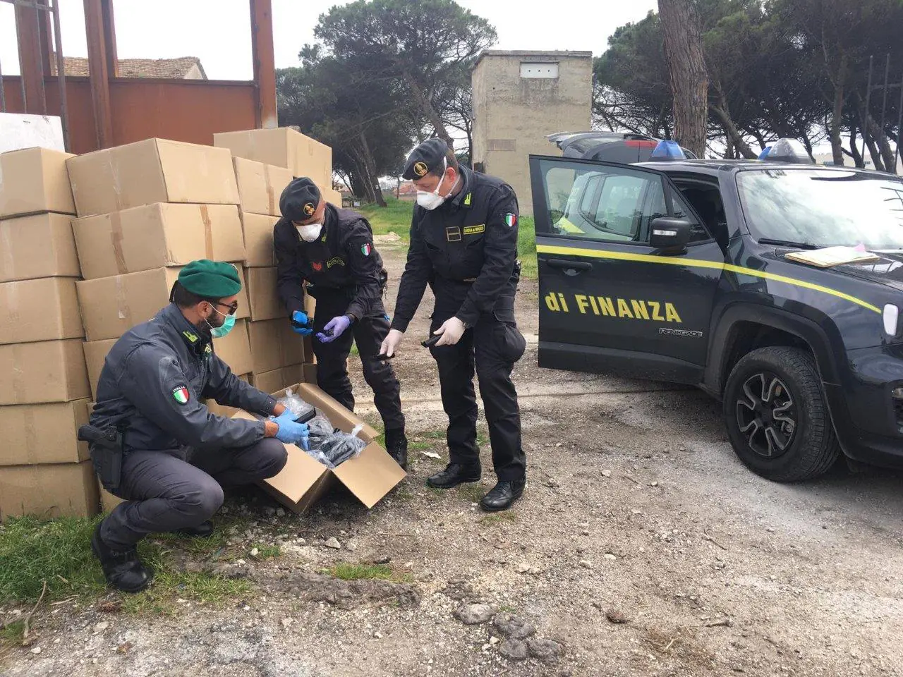 Beccati a caricare petardi illegali su un camion per la Grecia: denunciate 2 persone