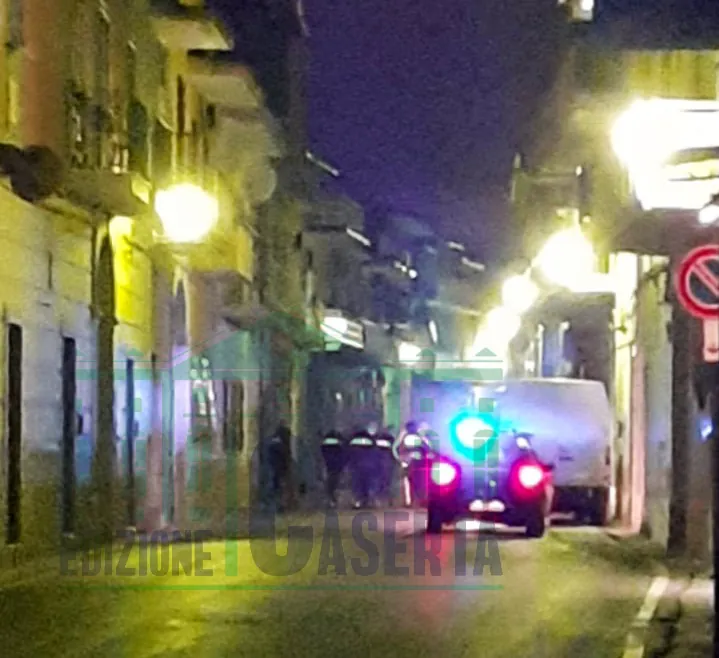 Assembramenti in centro per le vivande: chiuso negozio. Uno nei guai