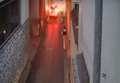 IL VIDEO DEL RAID. Anziana pedinata e derubata sotto casa: aveva appena prelevato i soldi