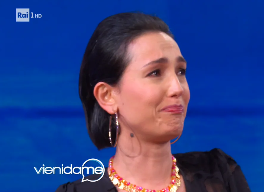 Caterina Balivo piange per il Coronavirus su Rai1: “Aversa città più bella del mondo”