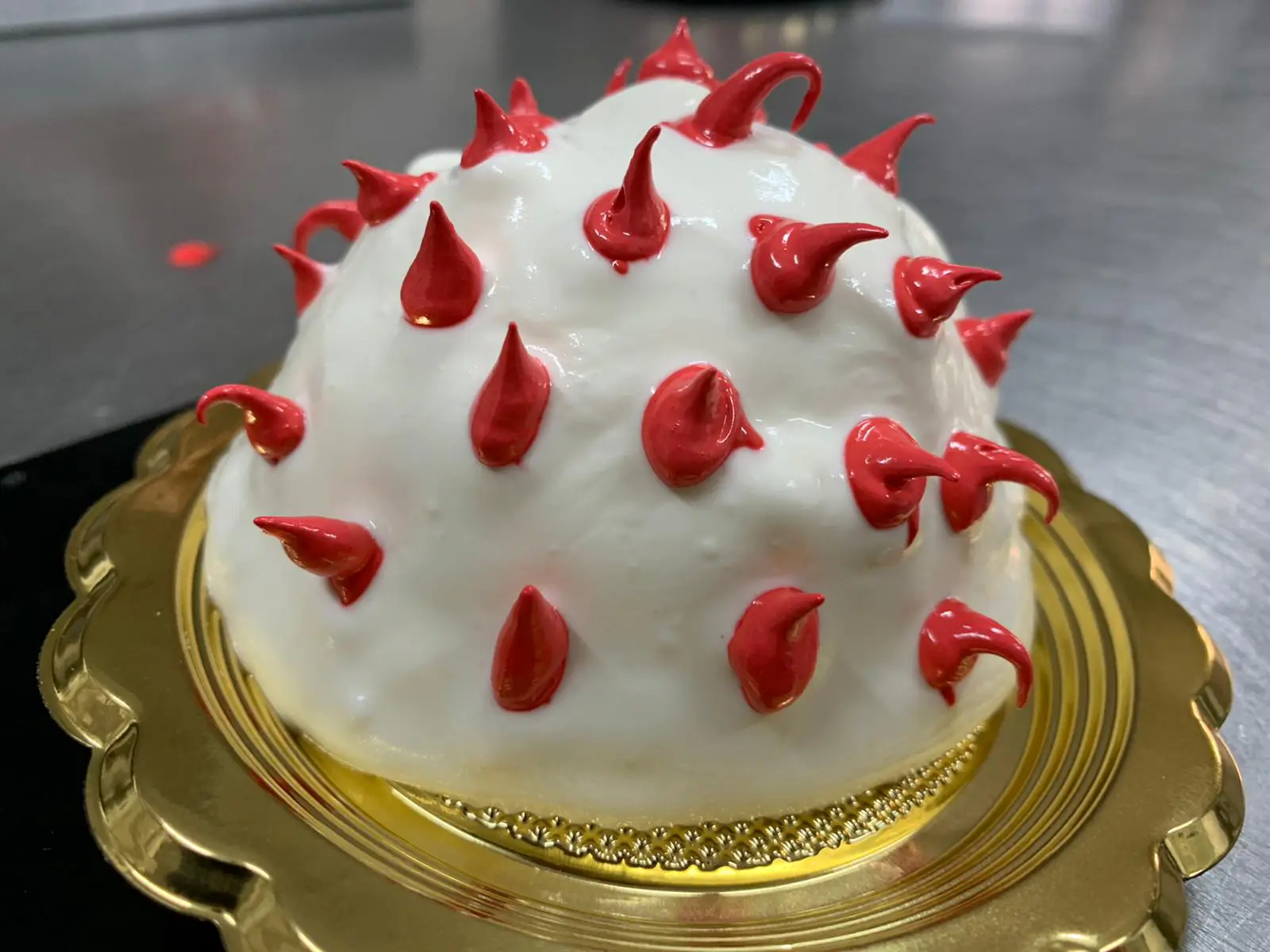 Il pasticciere casertano s’inventa il dolce ‘Coronavirus’: effetto ‘disinfettante’