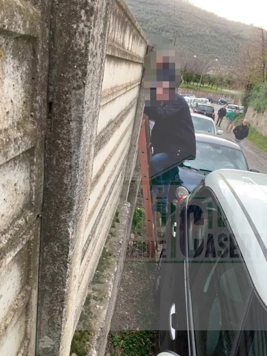 Choc nella Valle, stadio inagibile. La gente su pericolosa balaustra per assistere al match
