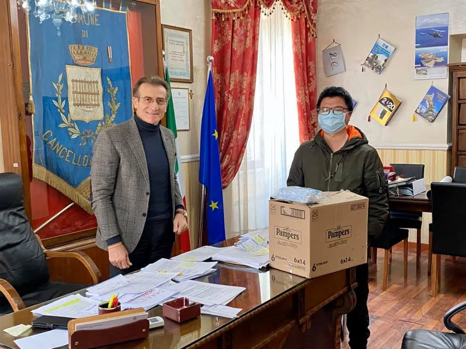 Negozio cinese regala 800 mascherine chirurgiche al Comune