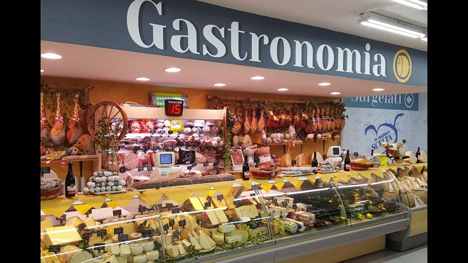 Imprenditore chiude domenica i suoi supermercati: “Nostri dipendenti meritano riposo”