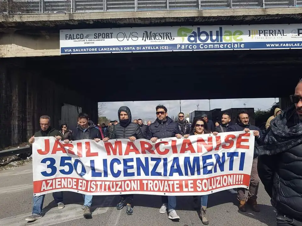 Jabil, ultima chiamata: corteo blocca città. “Alle prime lettere scappate da qui”. LE FOTO