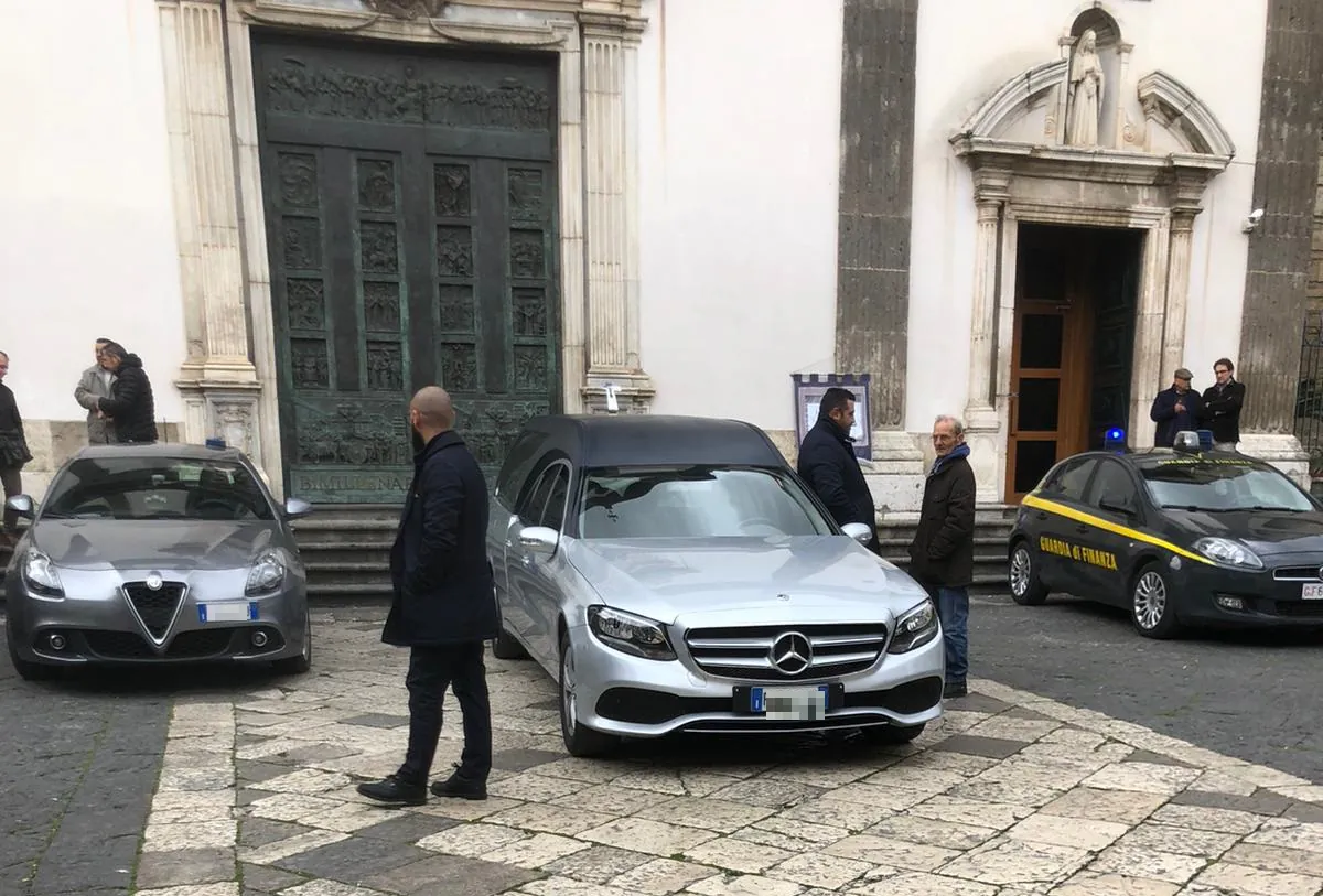 Finanza in lutto, muore dopo malore. Picchetto d’onore al Duomo