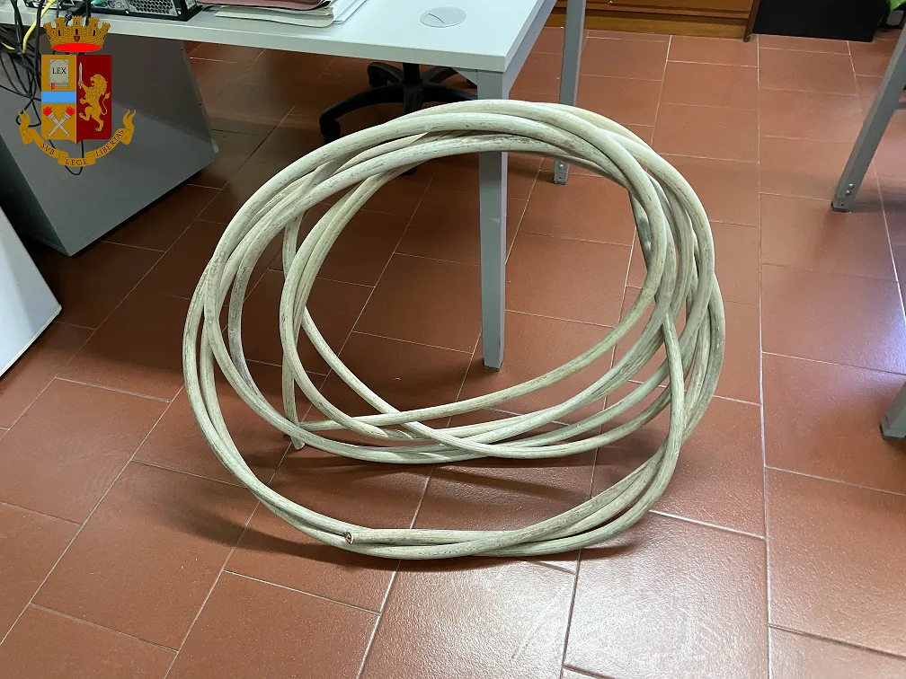 Raid al Polo della Qualità: banda di incappucciati in azione. Arriva polizia