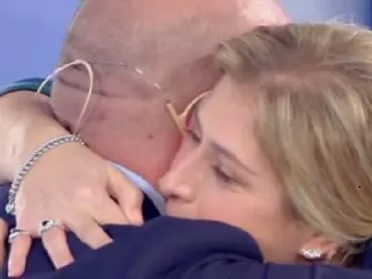 C’è posta per te, moglie tradita perdona il marito: “50.000€ per una 19enne!”