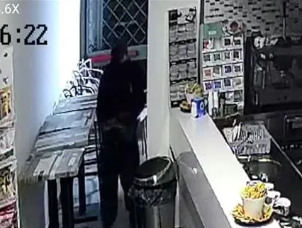Banda del buco in azione durante coprifuoco, razzia nel bar chiuso. LE FOTO