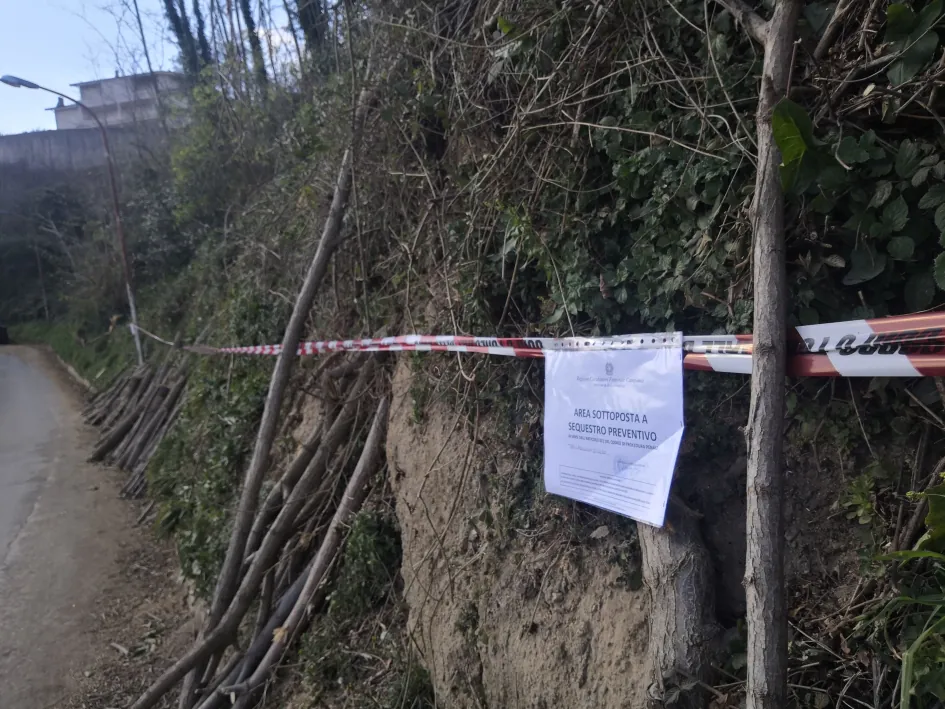 Militari sequestrano un intero bosco nel Casertano. LE FOTO