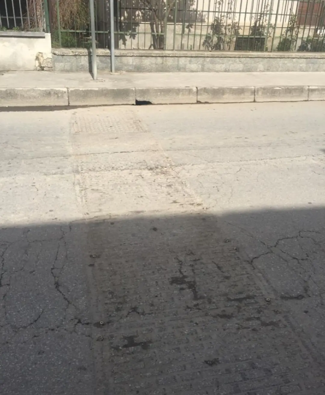 Dossi eliminati dal quartiere, rimosso simbolo dell’era velardiana. FOTO