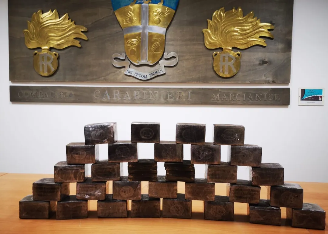 Fermato pusher con la mascherina: nello zaino 30mila euro di hashish