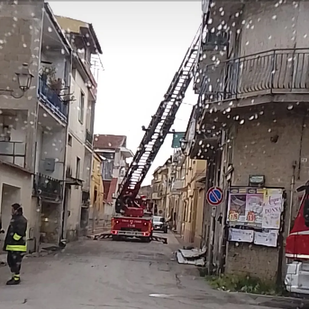 Vento forte, volano tegole: arrivano i vigili del fuoco. Foto