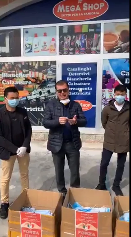 Solidarietà per l’emergenza Coronavirus: cittadini cinesi regalano 3000 mascherine ai casertani. VIDEO
