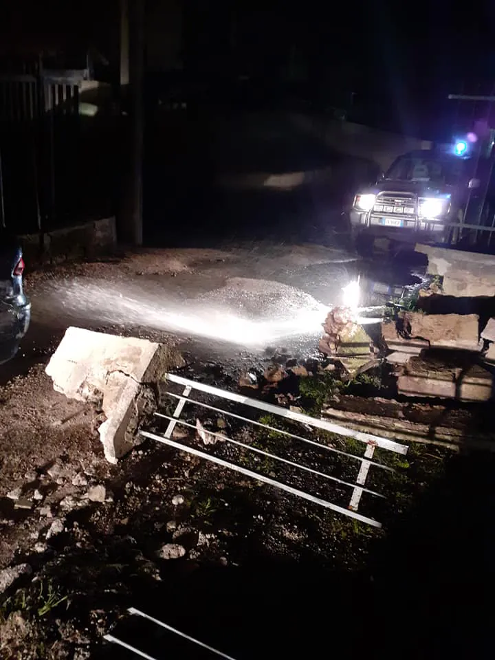 Ubriaco al volante distrugge il muro di cinta di due villette