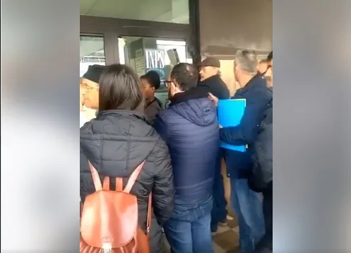 Inps, ci risiamo: pure oggi folla di anziani e protesta. “Altro che metro di distanza”