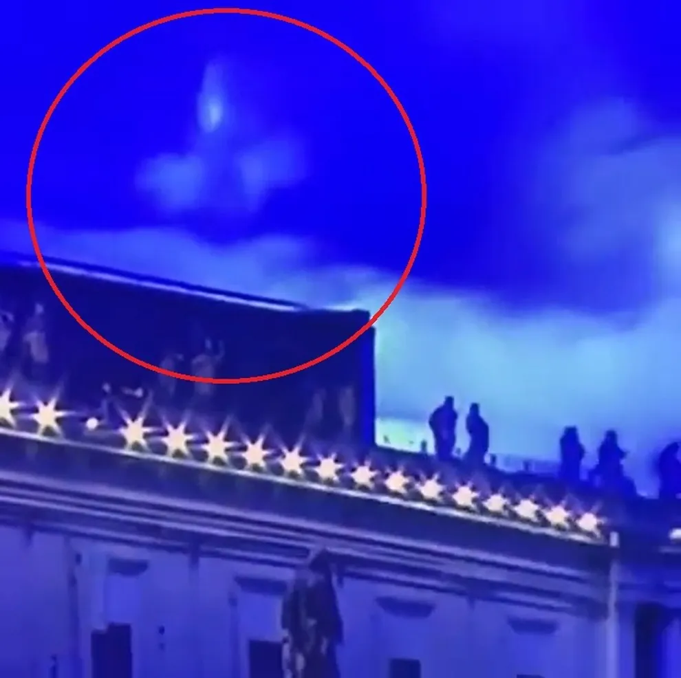 La Madonna appare in piazza San Pietro durante la benedizione di Papa Francesco