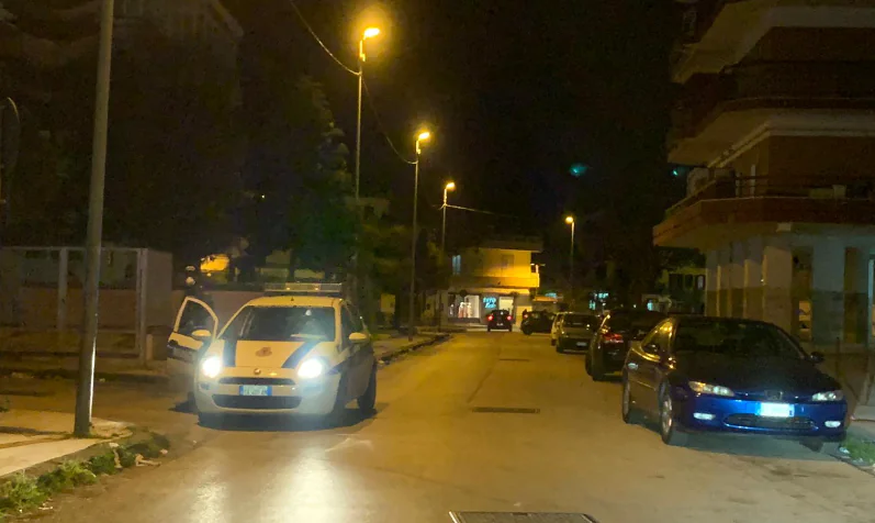 La polizia municipale evita assembramenti dei rom