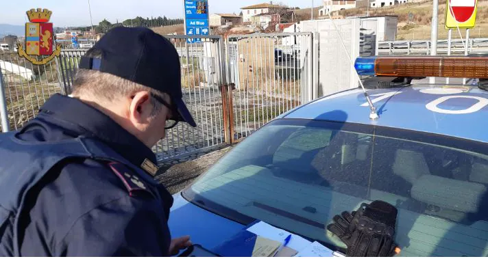 Pregiudicato scappa alla polizia e all’alcoltest: ha la patente di un altro con la foto sua