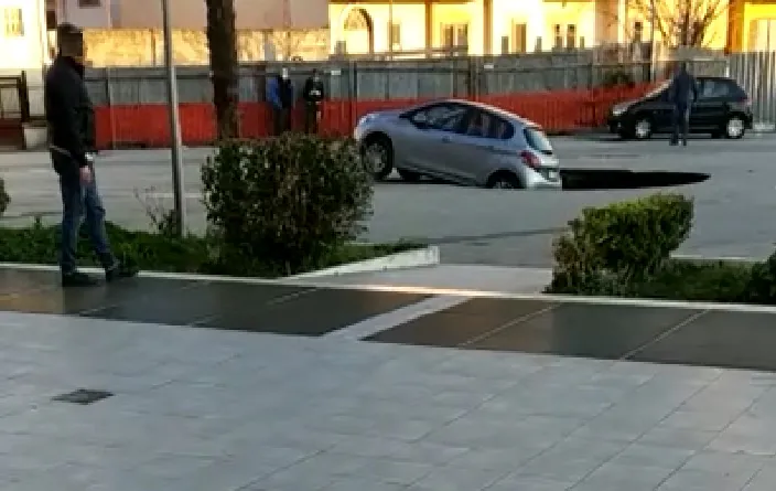 Si apre voragine davanti al supermercato, auto finisce dentro. VIDEO CHOC