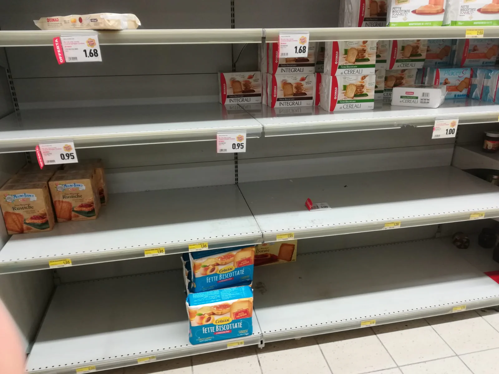 Choc nella Valle, dopo il primo caso di Covid-19 scatta l’assalto ai market (foto)