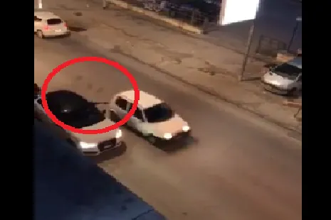 IL VIDEO. Telefonino riprende truffa dello specchietto in diretta