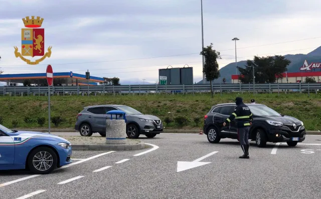 Bloccati in Autogrill col kit del perfetto ladro: due nei guai
