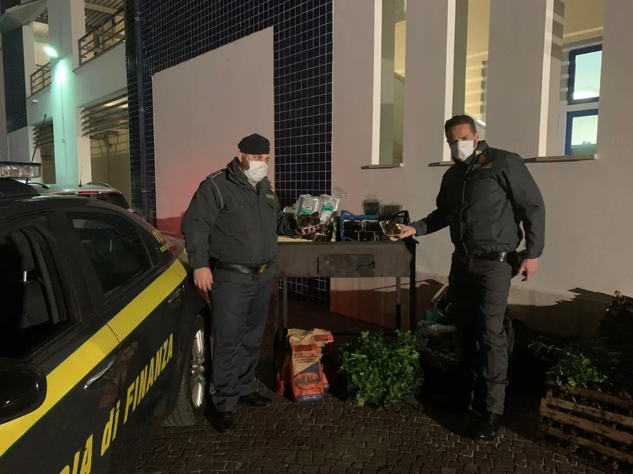 Blitz in decine di città del Casertano, scoperto magazzino: 1600 mascherine sequestrate, 32 nei guai. FOTO E VIDEO