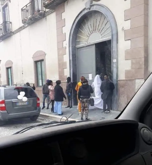 Macchè virus, nel Casertano ci si sposa così: c’è pure il corteo delle auto. FOTO E VIDEO