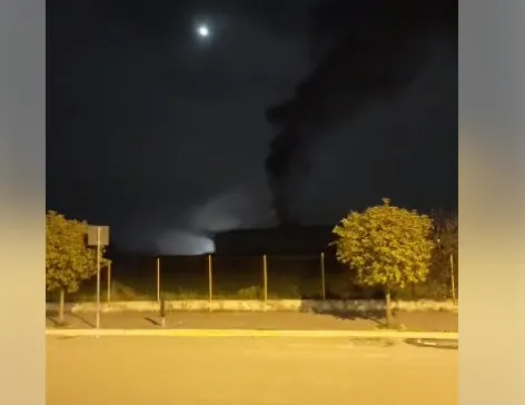 Rogo in atto, brucia deposito. Arrivano carabinieri e pompieri