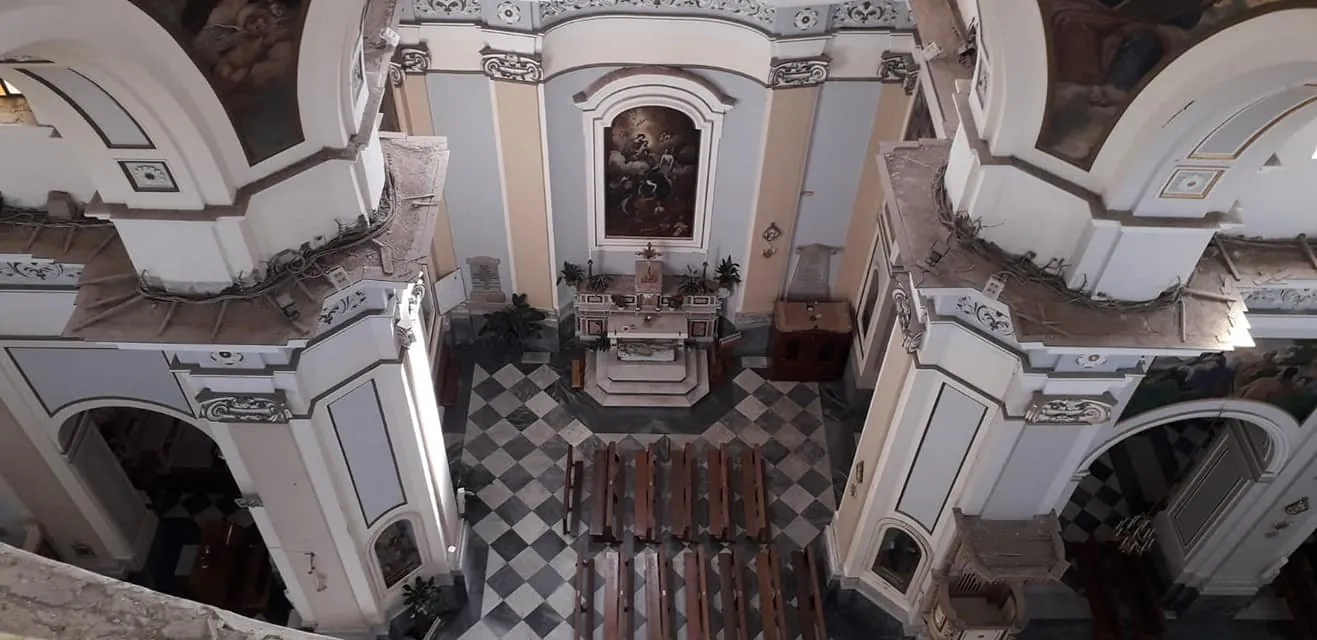 Impresa, si arrampicano fino a 25 metri sulla cupola della chiesa