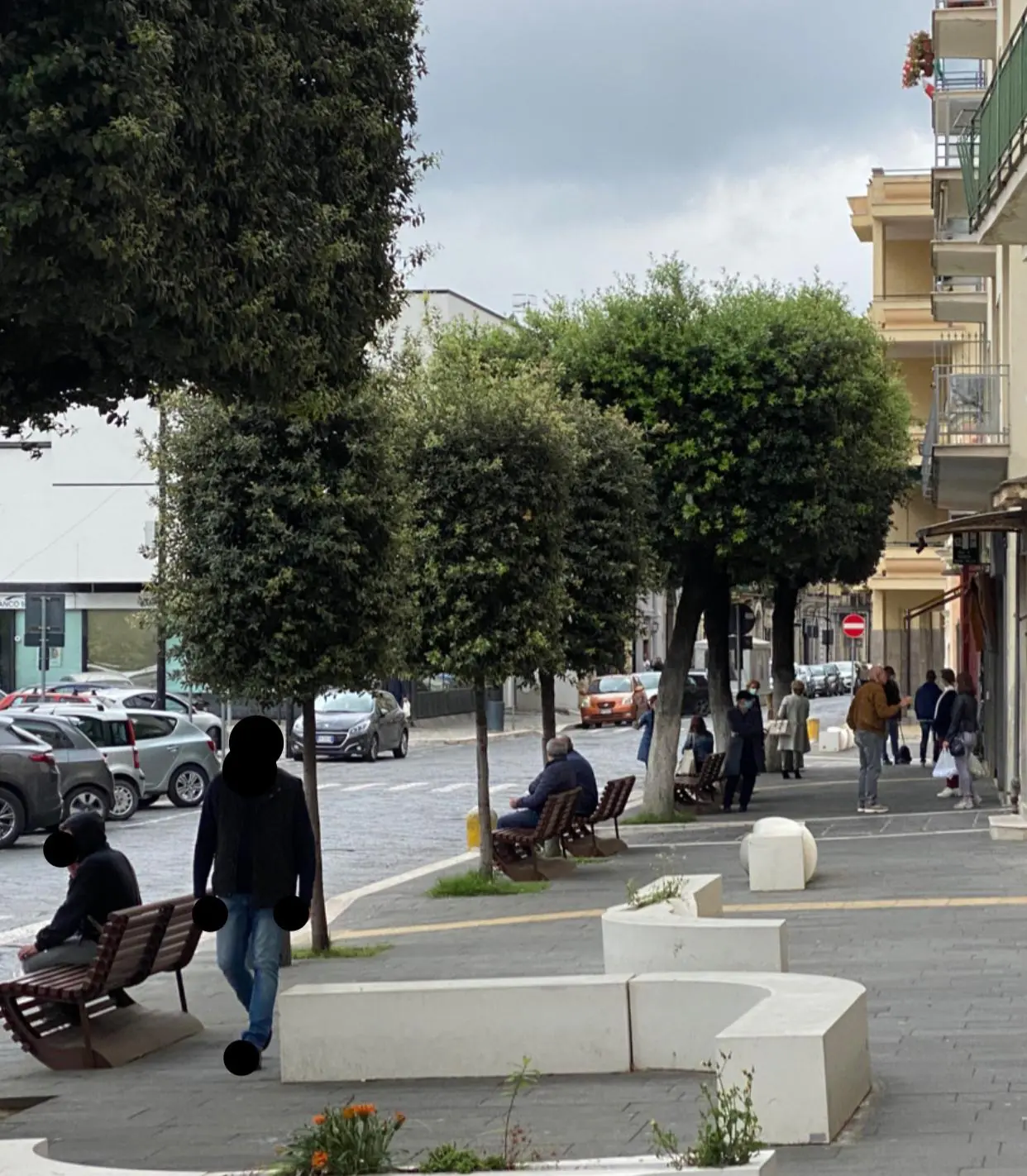 Gente in strada e chiacchiere sulle panchine: il martedì nella Valle