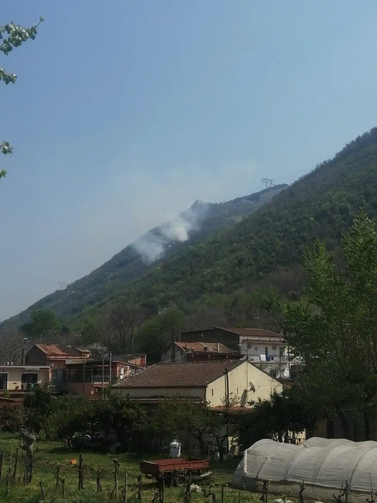 In fiamme la montagna della Valle: colonne di fumo nero visibili dalla città