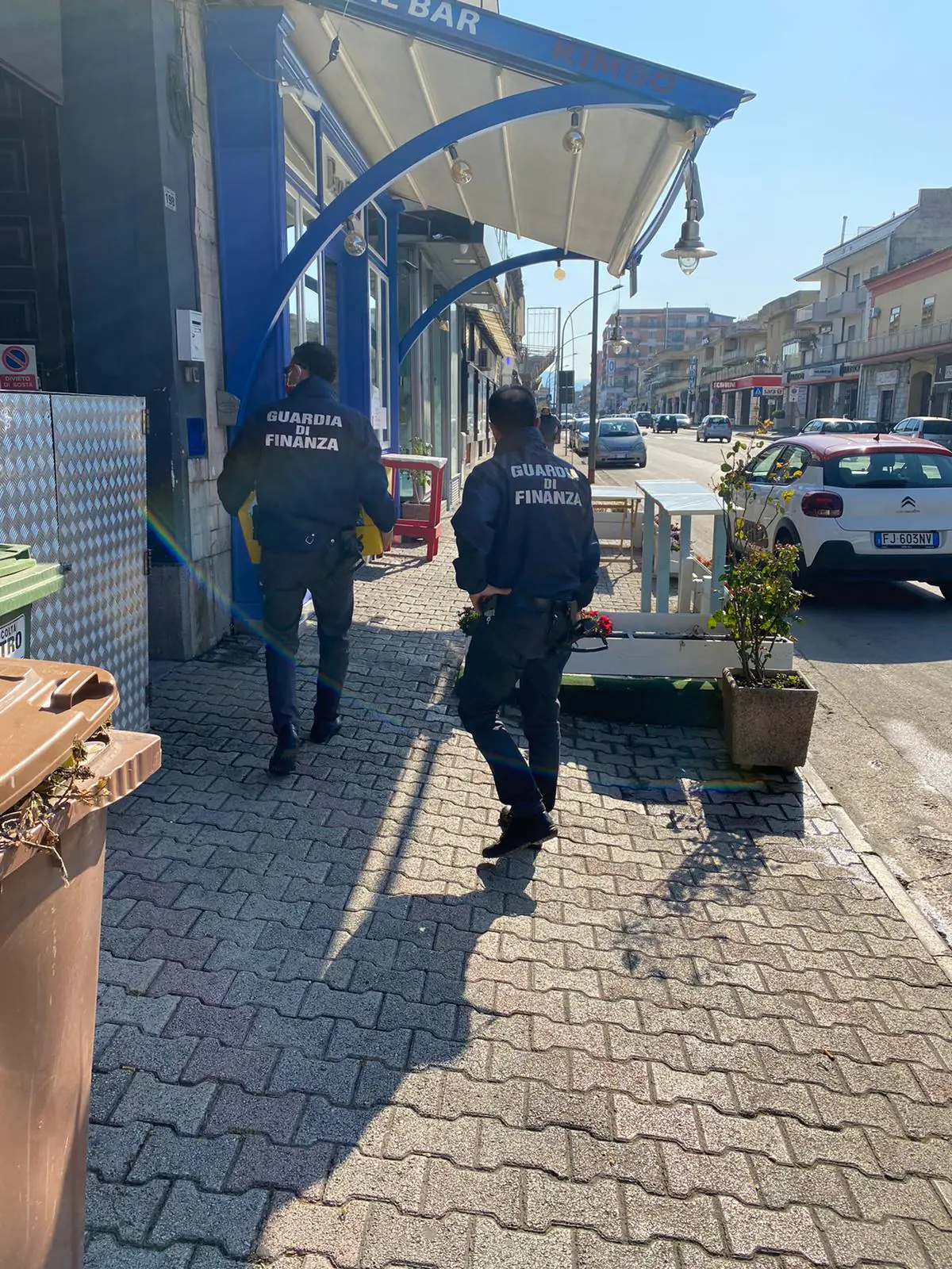 Banco di solidarietà fuori al Royal Bar: arriva la Guardia di Finanza a donare