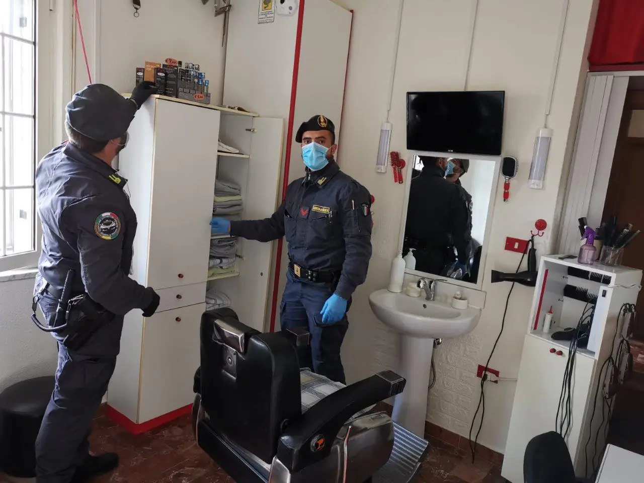 Chiude partita Iva, ma continua a tagliare col Covid: Finanza scopre barbiere abusivo con cliente. FOTO