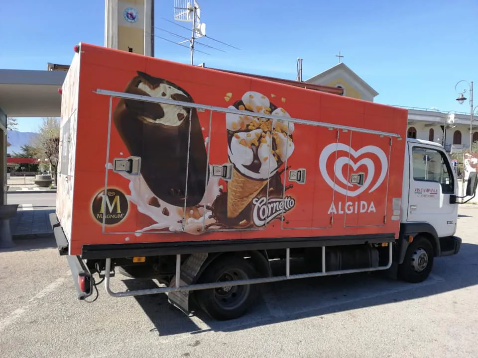 Cornetti Algida gratis: la distribuzione dei gelati ai cittadini della frazione